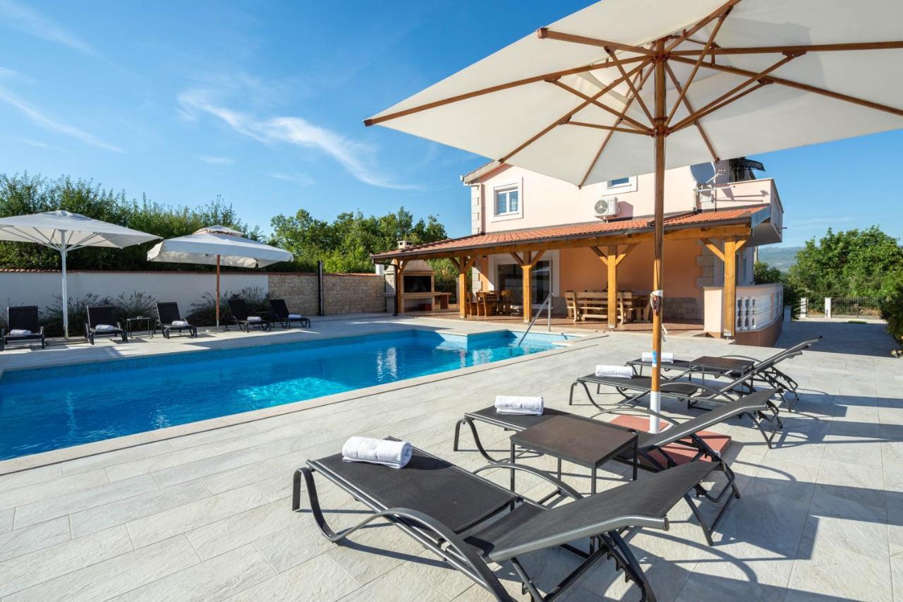 Vacation Villa Matic With 7 Bedrooms Sinj Exterior foto