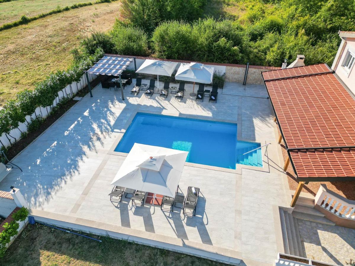 Vacation Villa Matic With 7 Bedrooms Sinj Exterior foto
